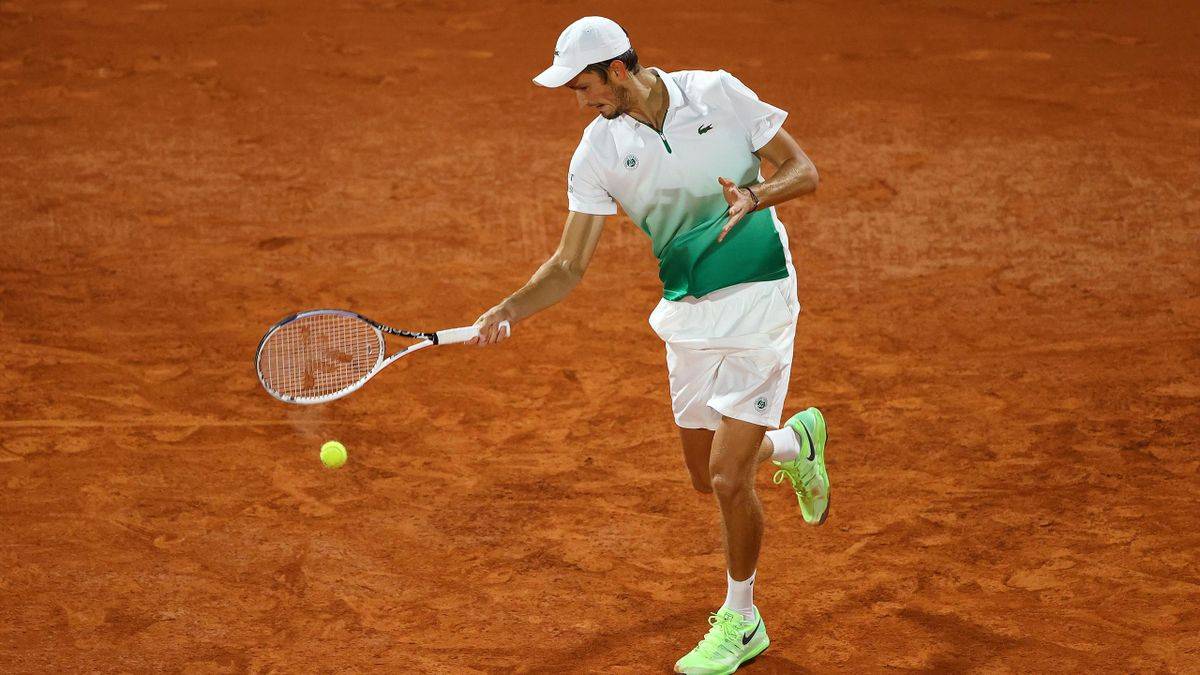 Медведев прервал серию неудач и выиграл первый матч на Roland Garros