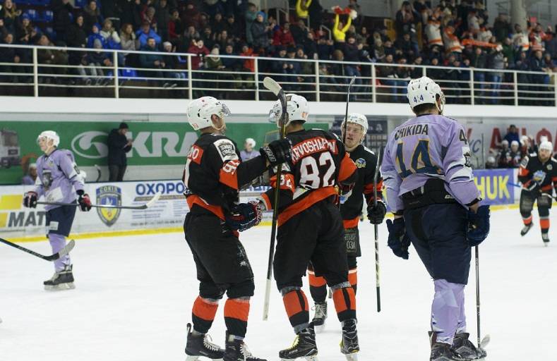 «Кременчуг» спокойно обыграл «Ледяных Волков» и продолжил погоню за «Донбассом»