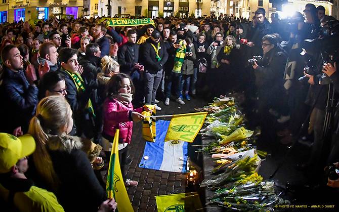 Фанаты «Нанта» и «Кардиффа» несут цветы к стадионам своих клубов в поддержку Сале