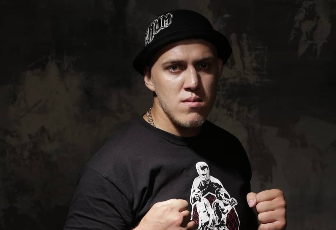 Получивший известность в Украине молдавский боец UFC позирует в форме России