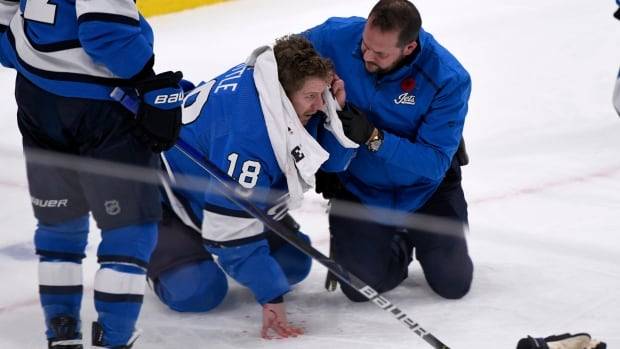 Жуть. Нападающий «Виннипега» нанес страшную травму партнеру по команде