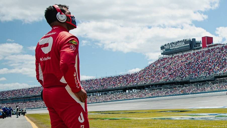 «Моим трусам сейчас хуже, чем машине». Пилот NASCAR чудом избежал ужаснейшей аварии