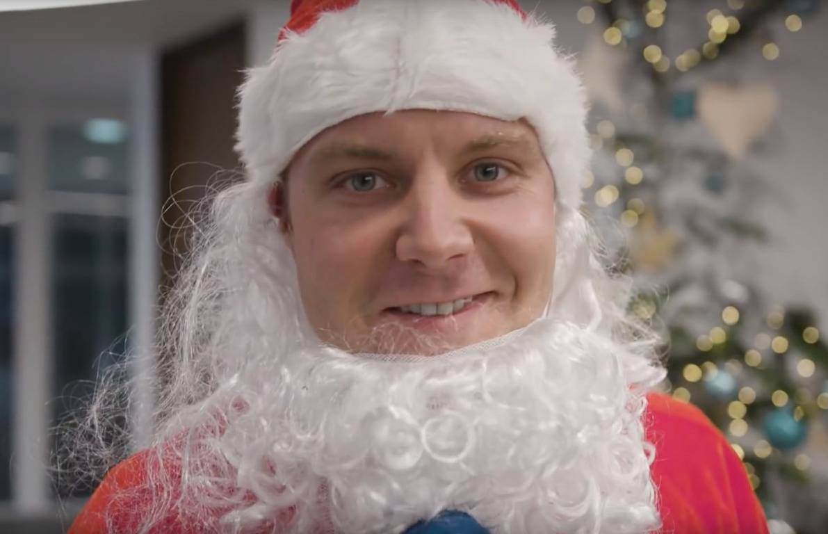 Боттас в костюме Санта Клауса втихую раздал подарки всем в Mercedes