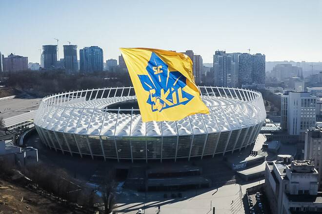 У небі над Києвом підняли величезний прапор СК Сокіл