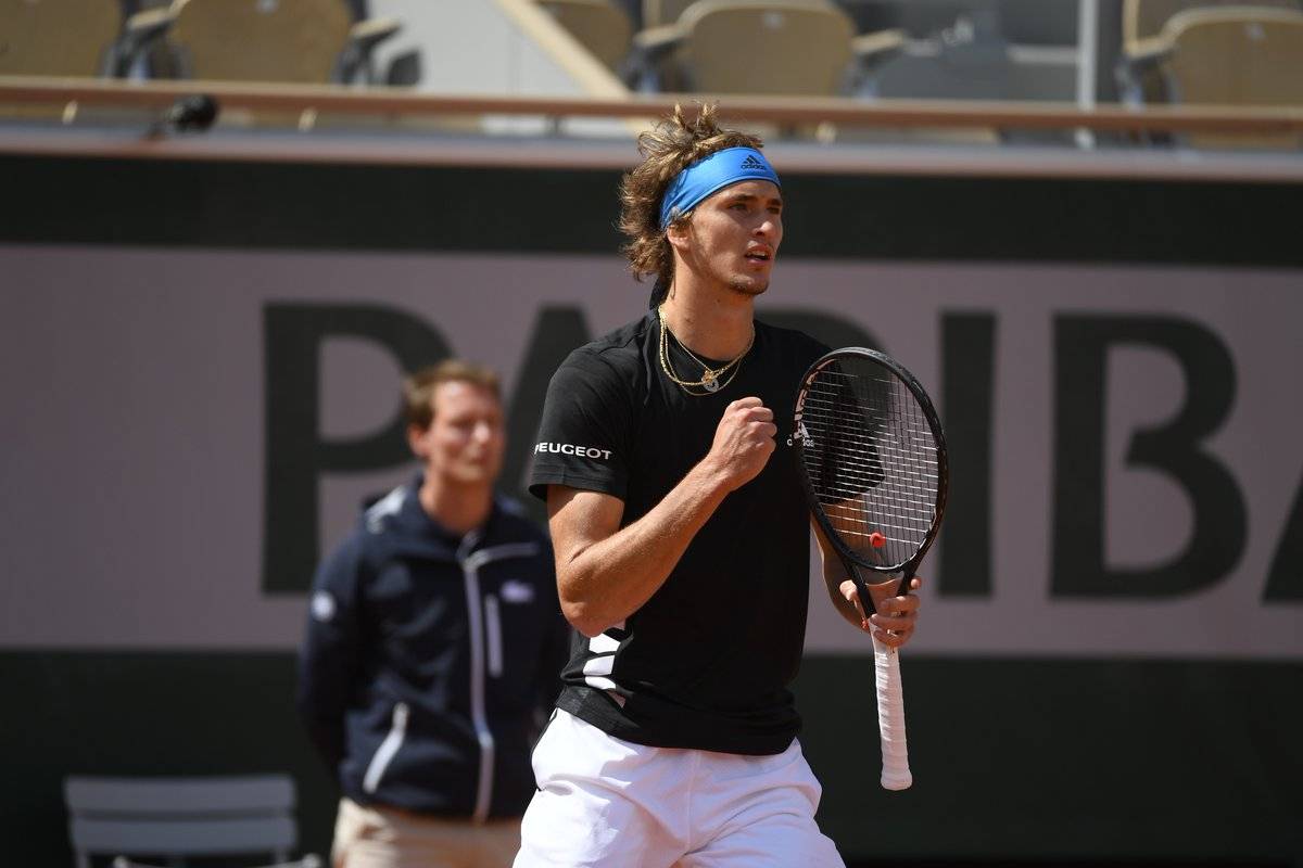 Зверев в пяти сетах пролез во второй круг Roland Garros