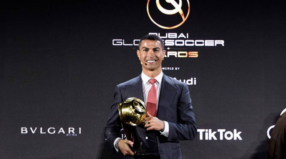 Источник: Роналду отдал Левандовски свою награду Globe Soccer Awards