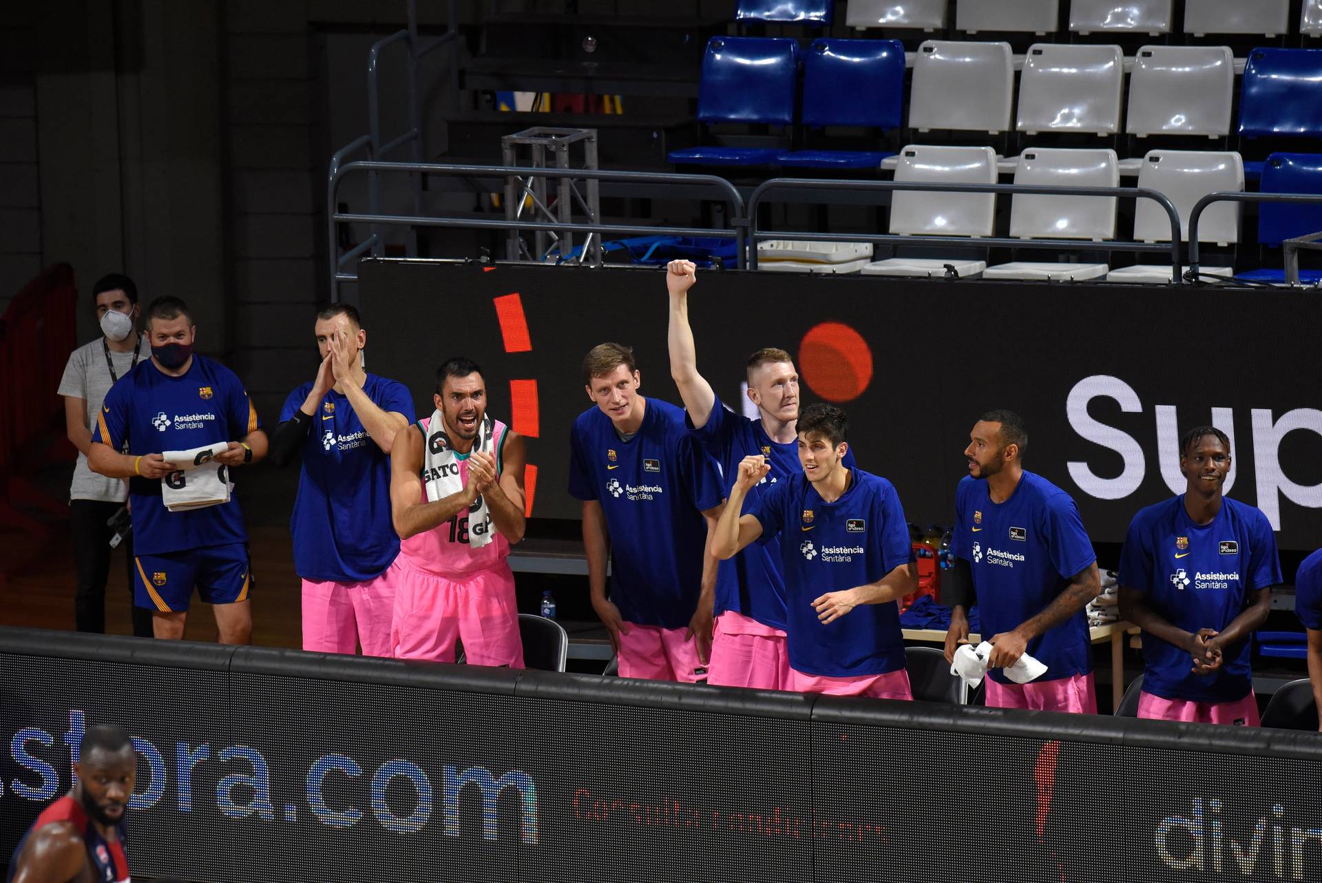 «Барселона» Пустового обыграла чемпиона Испании. Украинец на паркет не выходил