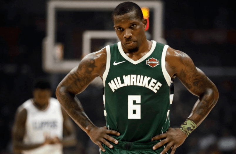 Разыгрывающий «Милуоки» допустил невероятную ошибку при вводе мяча из аута 