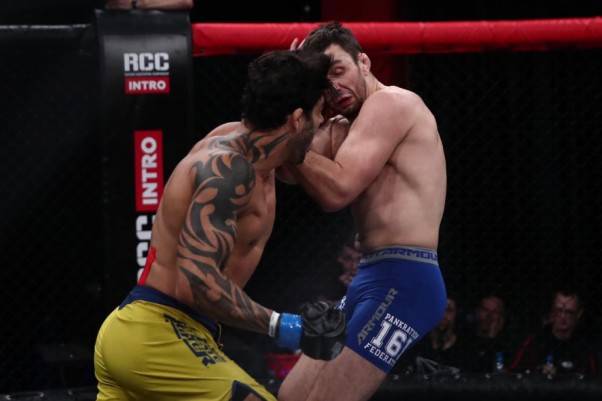 Вот это нокаут. Как россиянина вырубили «колхозным ударом». Видео