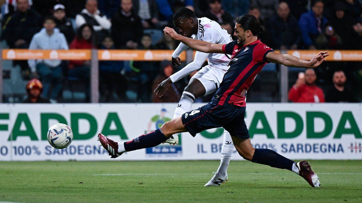 Ювентус уникнув поразки в матчі з Кальярі, програючи 0:2