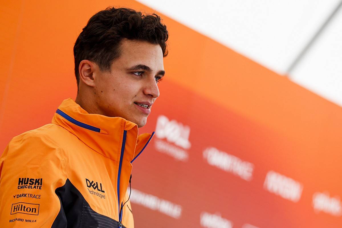 На пилота McLaren Норриса напали на парковке и украли у него часы после финала Евро-2020