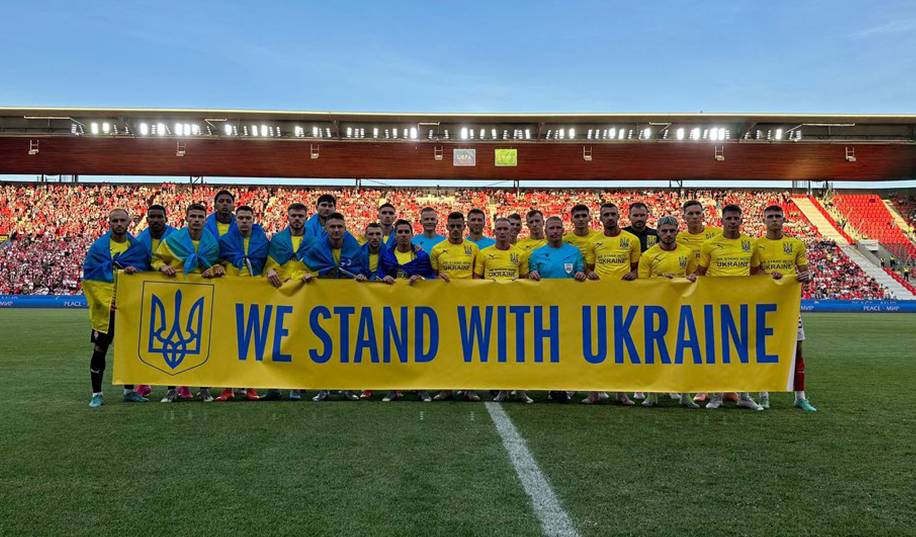 Фани Славії розгорнули величезний банер із засудженням комунізму перед матчем із Зорею