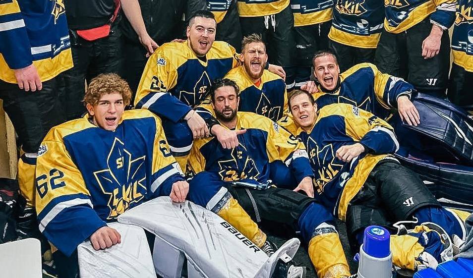 Яскраві емоції з роздягальні СК «Сокіл» після першої історичної перемоги. Фото