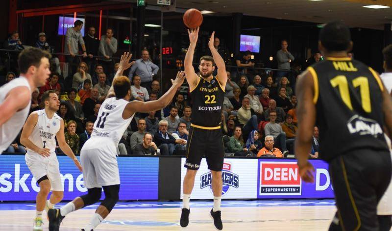 «Киев-Баскет» уверенно обыграл «Зволле» в матче второго этапа Кубка Европы FIBA и обеспечил себе место в плей-офф