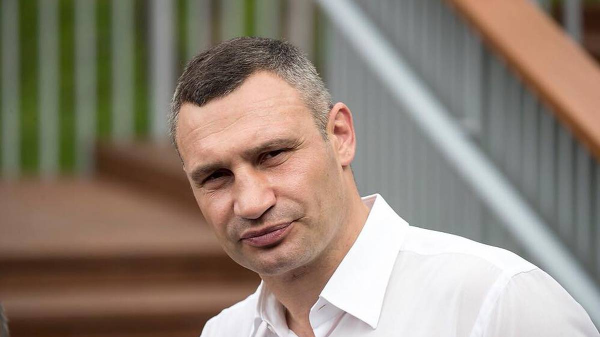 Такому не відмовиш. Віталій Кличко приліг до дівчат під час інспекцій пляжів столиці 