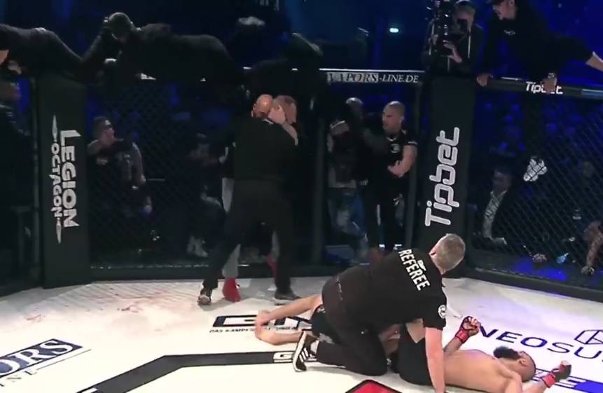 Видео массовой драки на турнире по MMA