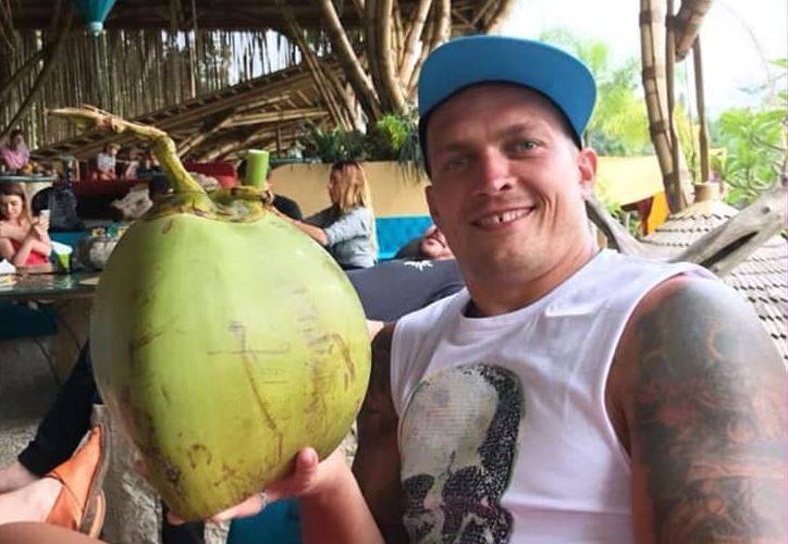 Усик сходил в баню на Бали, но показал лишь бассейн с лепестками цветов