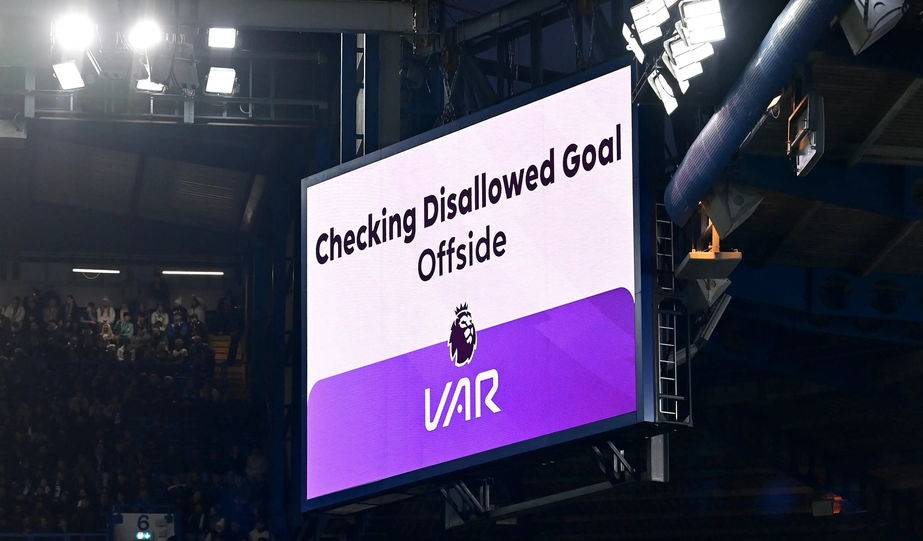 Судді почнуть озвучувати рішення VAR на стадіонах