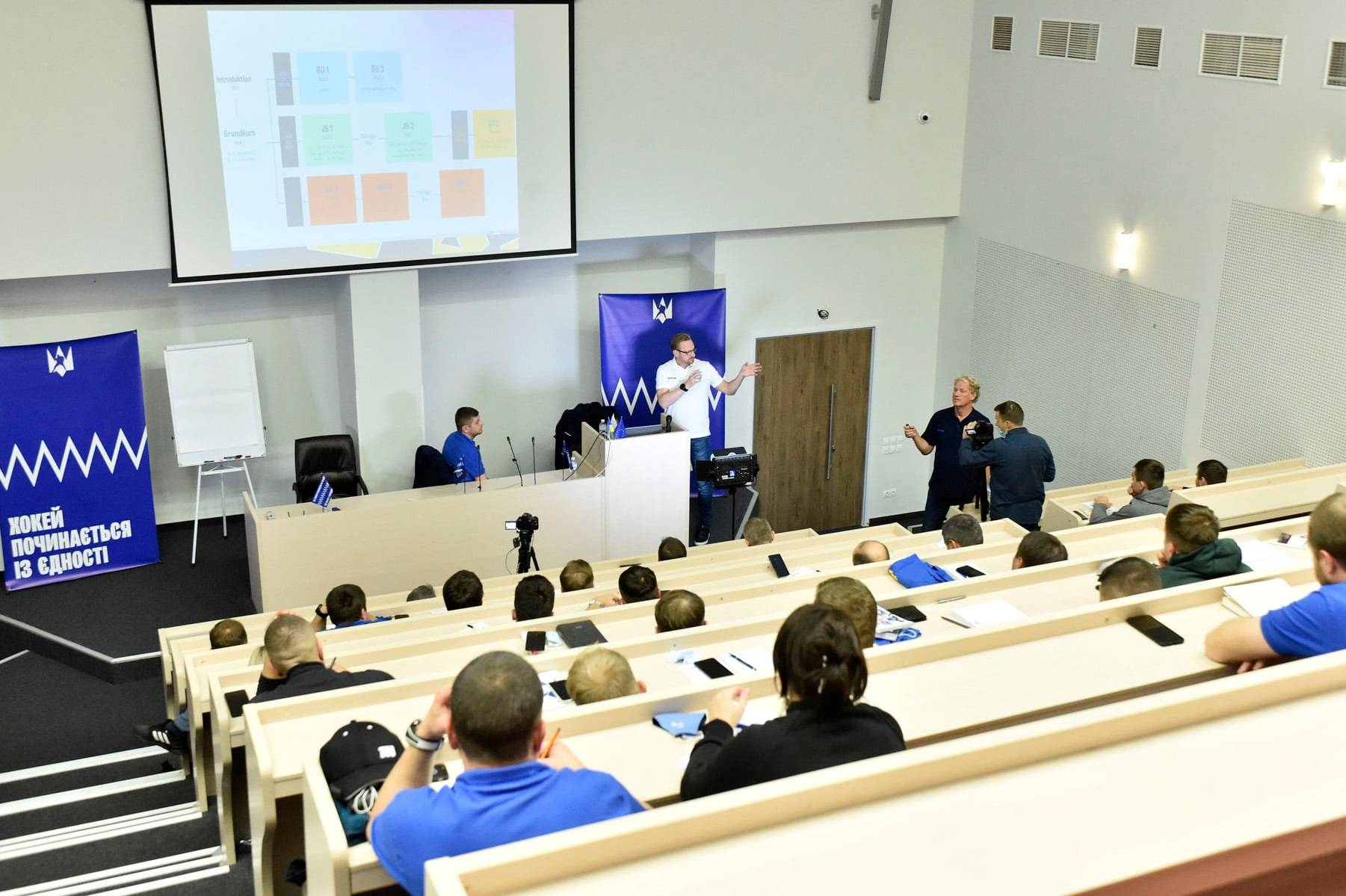 ФХУ проводить навчальний семінар для дитячих тренерів, але далеко не всі розуміють гостей зі Швеції