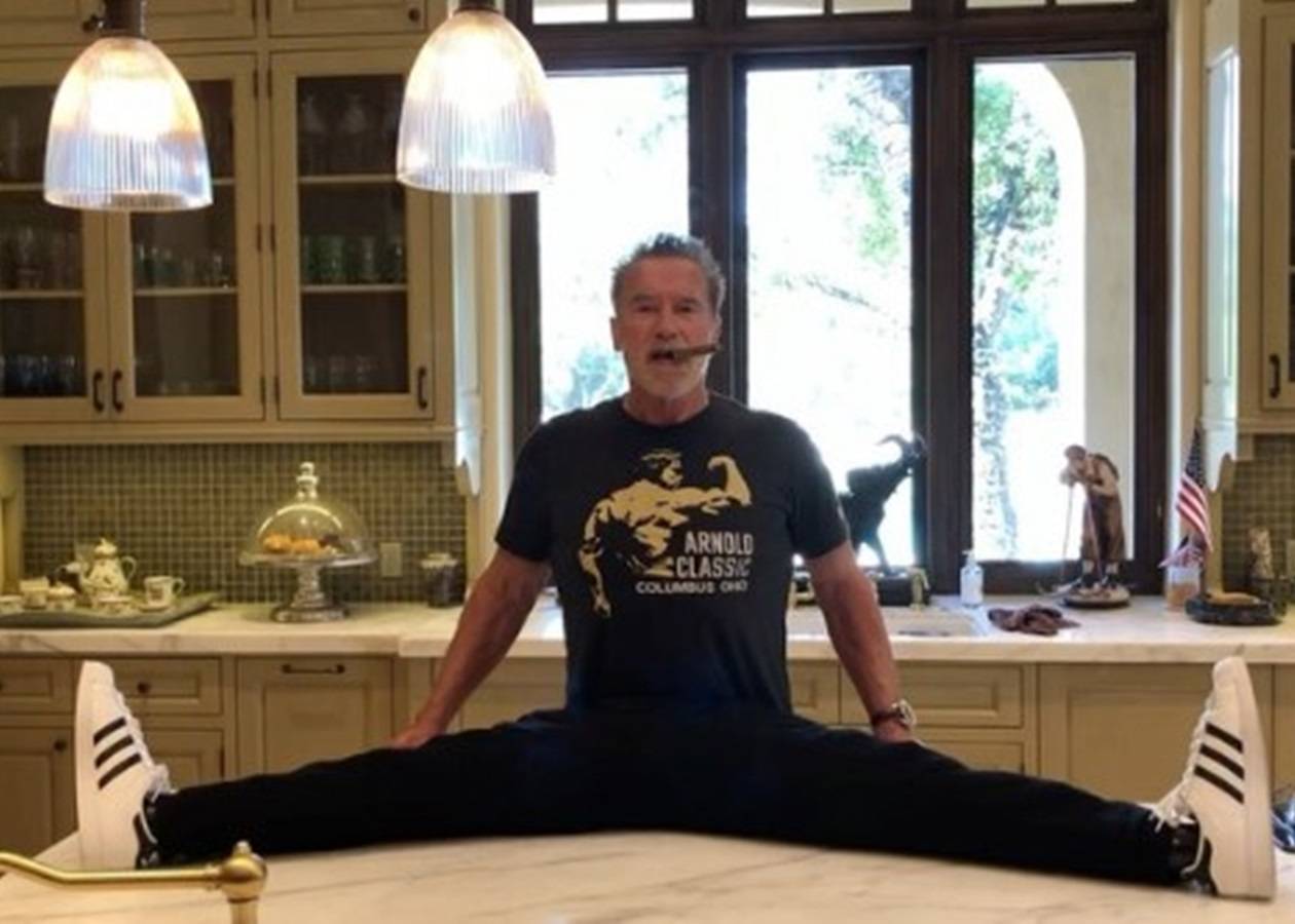 Он порвался! Шварценеггер показал, как делает растяжку в 72 года