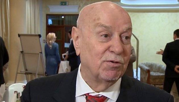 Братья Кличко лично поздравили Завьялова с Днем рождения и подарили уникальную статуэтку