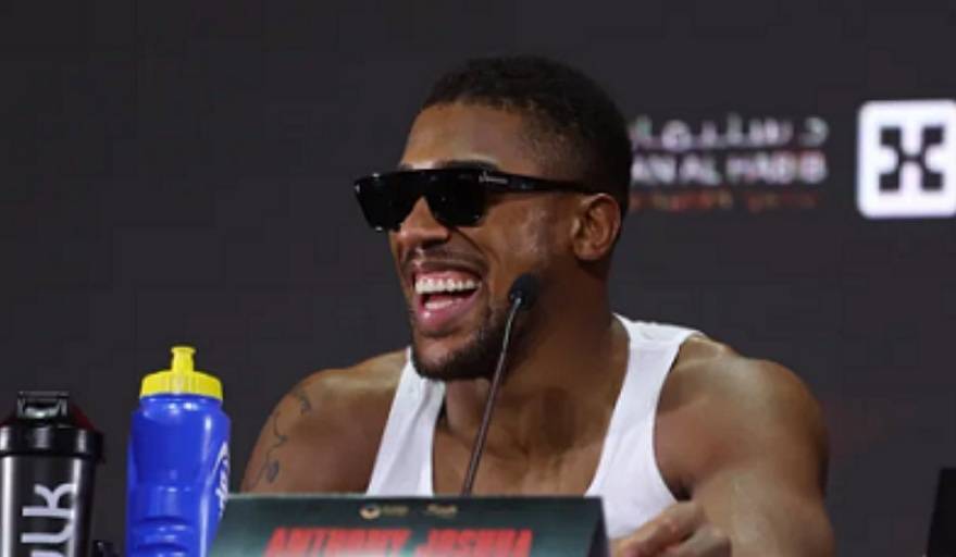 Джошуа в шортах біля басейну попозував на відпочинку в Дубаї