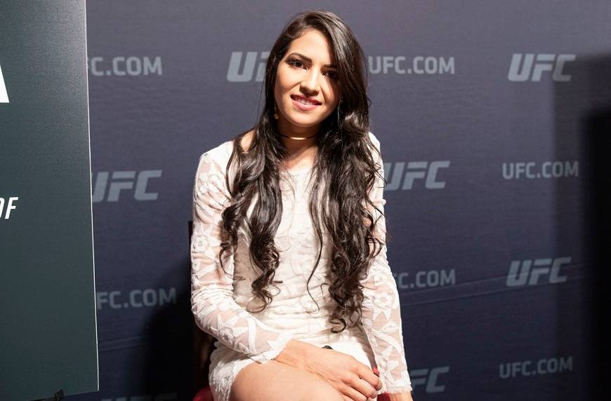 Хрупкая девушка-боец UFC избила грабителя