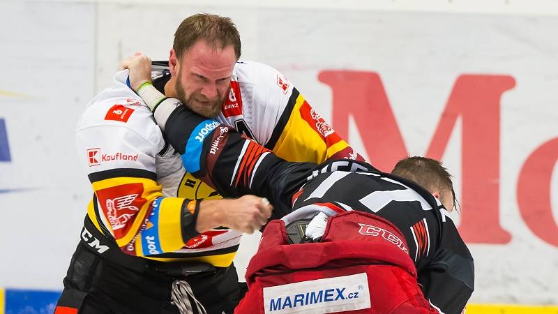 Супертяжелый дивизион! Битва двух гигантов во время хоккейного матча