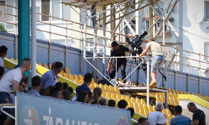 Оператору матчу «Дніпро-1» – «Оболонь» стало погано. Він втратив свідомість під час гри