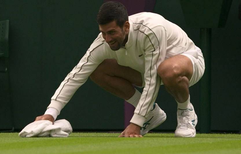 Джокович на Wimbledon начал полотенцем вытирать траву, чтобы доиграть матч