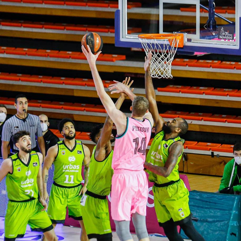 Пустовой результативными действиями помог «Барселоне» одержать 6-ю победу в чемпионате кряду