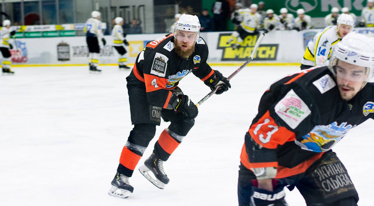 Два игрока «Кременчуга» забросили по шайбе в свои ворота в матче с «Днепром»