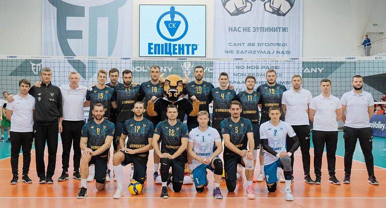 Волейболісти «Епіцентру» витягли з замету автомобіль