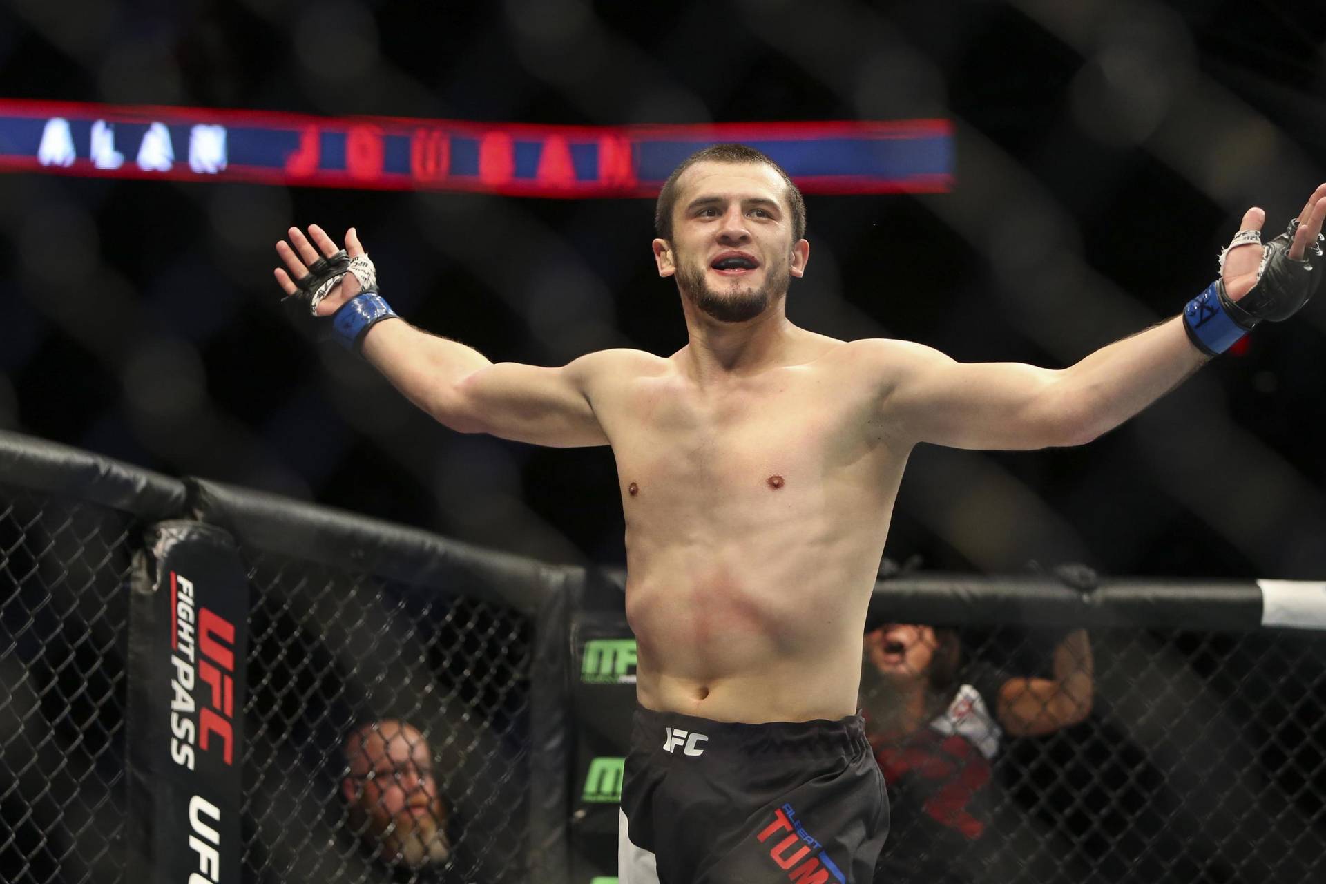 Туменов - президенту UFC: «Пришліть мені чортів контракт!»