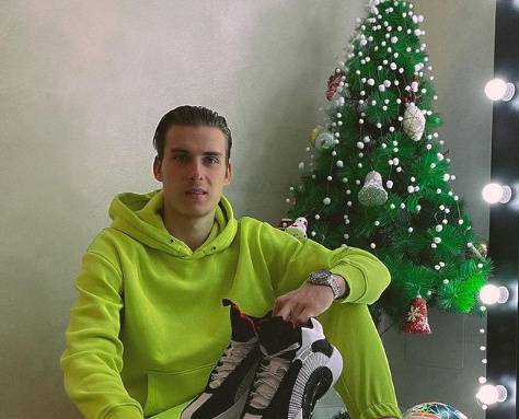 Очень атмосферное видео. Лунин показал, как празднует Рождество со своей девушкой 