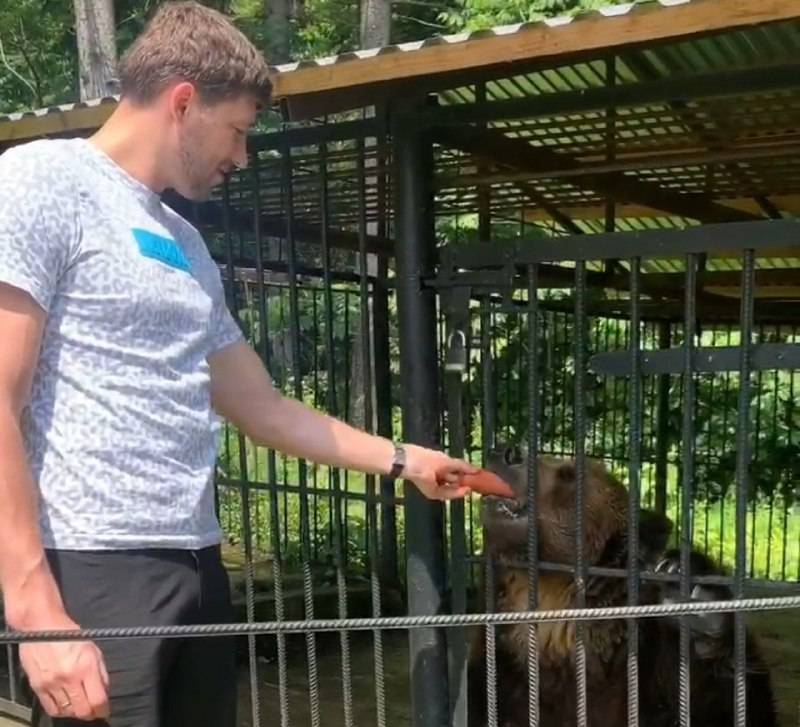 Капитан сборной Украины накормил медведя морковкой и напоил газировкой