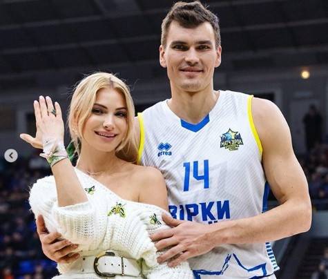 Форвард сборной Украины поиграл в баскетбол на одесской площадке 