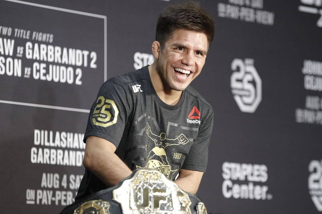 Сехудо анонсировал разговор с Уайтом о будущем наилегчайшего веса