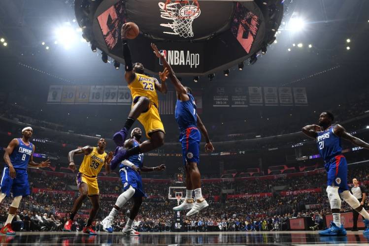 Убийственный данк Джеймса после передачи Дэвиса – момент дня в НБА