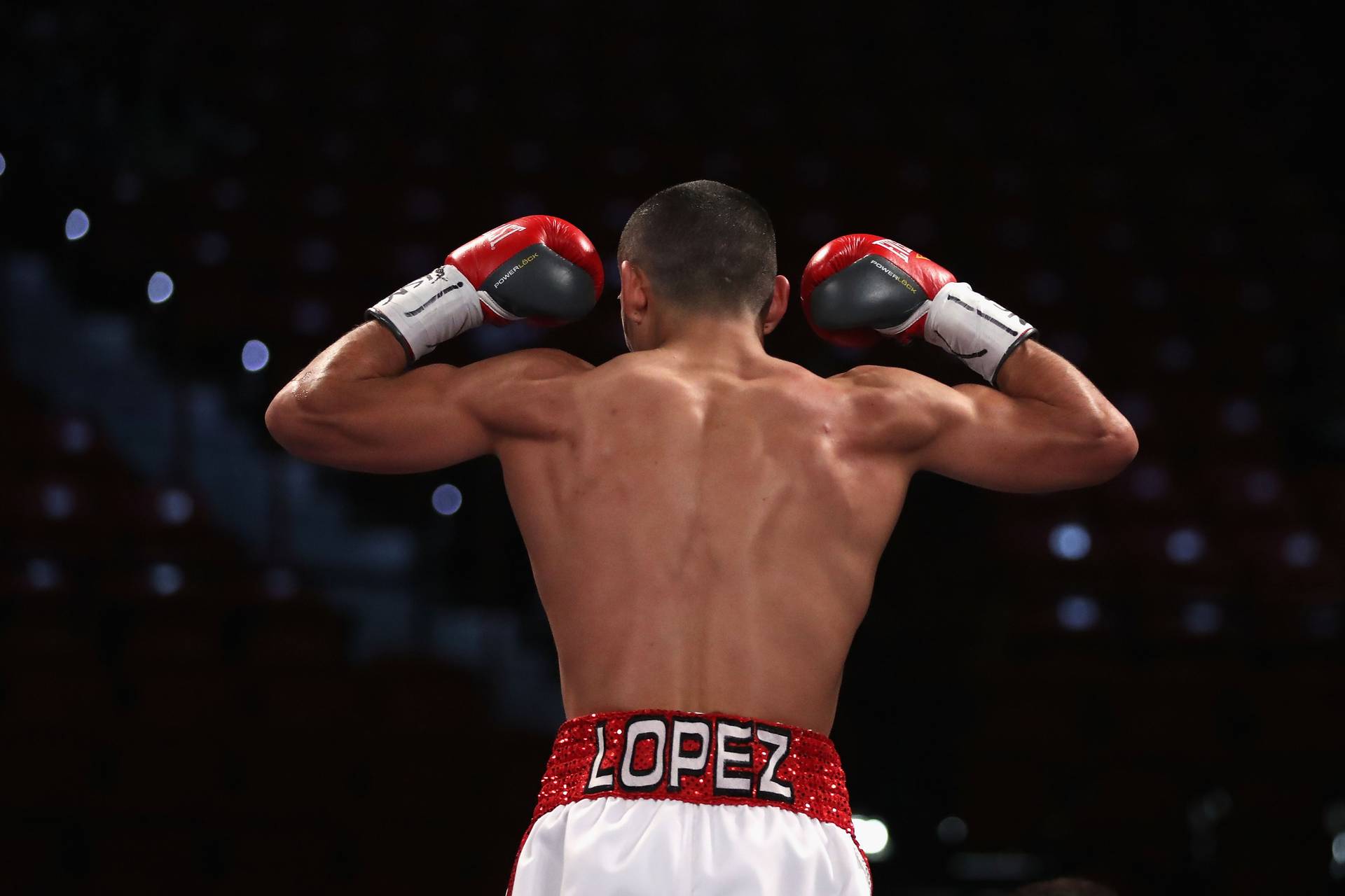Боксирует или танцует? Лопес показал ритмичные движения под музыку в ринге