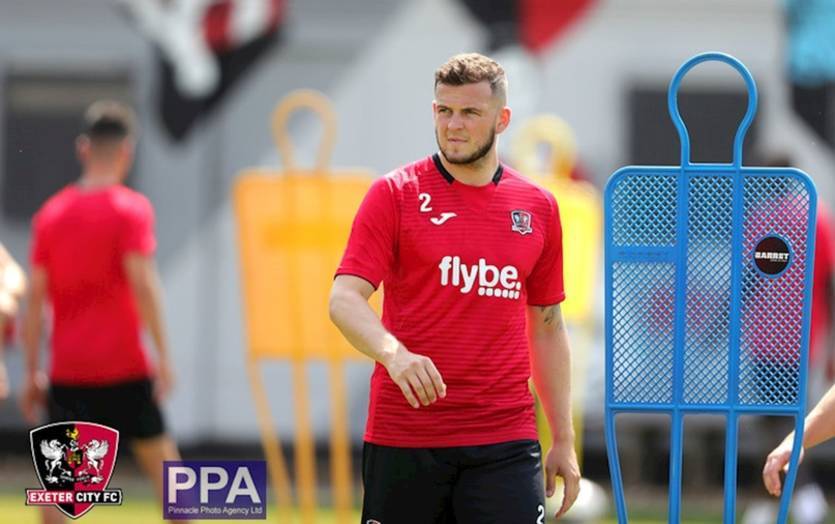 Защитник английского клуба на тренировке пробил мимо ворот и разбил мячом стекло своей же машины