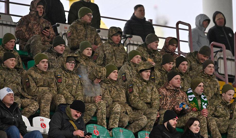 Цирк. КДК оштрафовал Оболонь... За дань чести Герою Украины