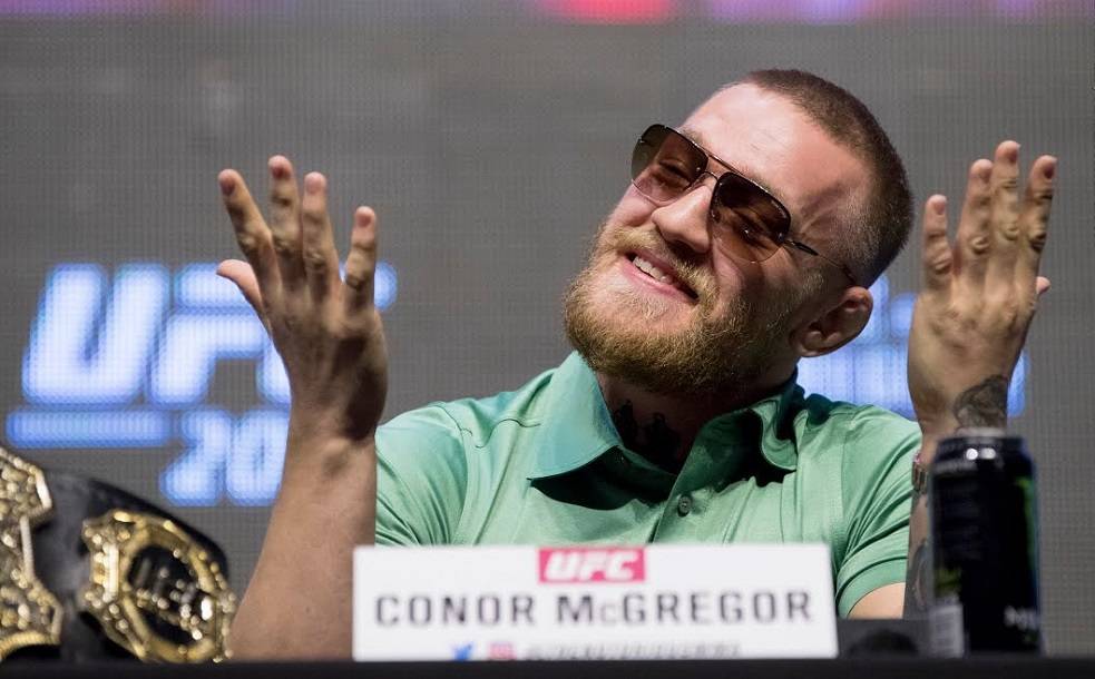 Макгрегор пытался ворваться в клетку Bellator, но был остановлен охраной