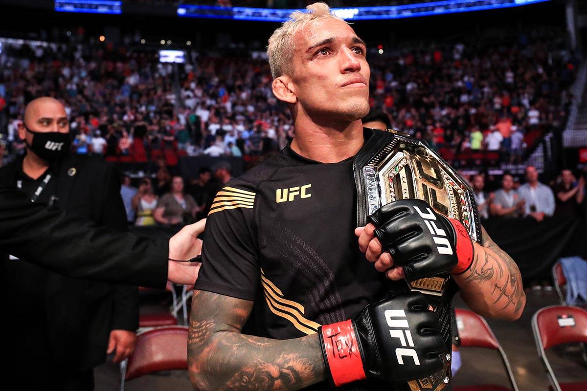 Все-таки Порье? Оливейра назвал сроки своей защиты титула UFC
