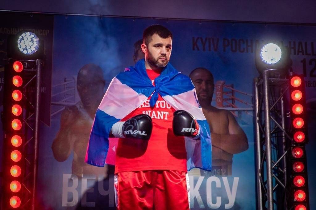 Український боксер Радченко проведе бій за правилами ММА проти екс-претендента на титул в хевівейте