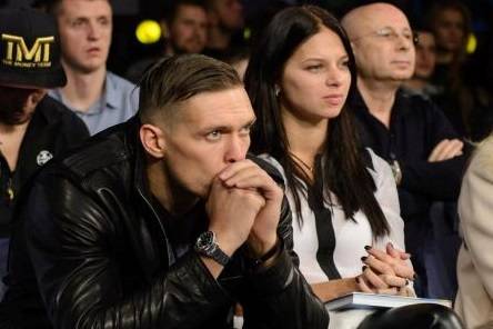 Український боксер готовий показати російський паспорт дружини Усика