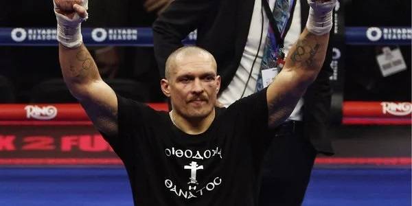 Усик призвал помогать Украине и жителям Калифорнии