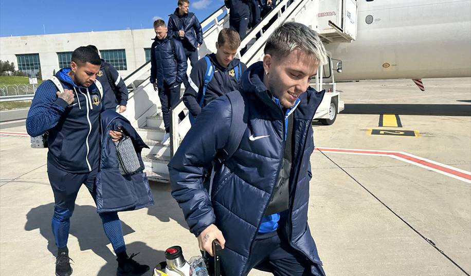 «Дніпро-1» прилетів на Кіпр. Матч із АЕКом – 16 лютого