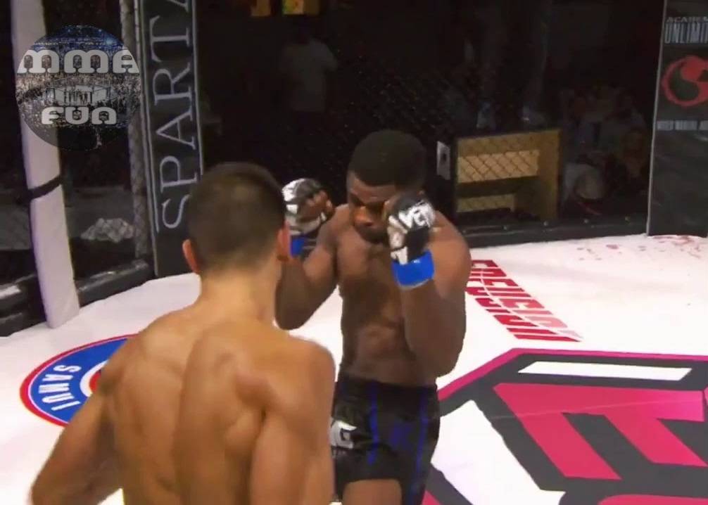 Малоизвестные бойцы подарили фанатам обоюдный нокаут