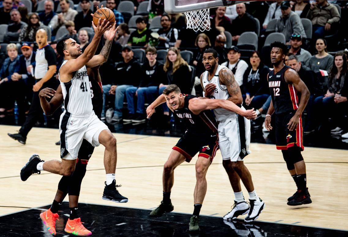 Робинсон смазал решающею треху и «Майами» в напряженном матче уступил «Сан-Антонио»